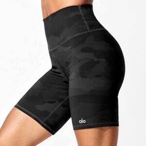 ALO YOGA EUC/LN  7” High Waist Airbrush Biker Shorts in Camoflage Print